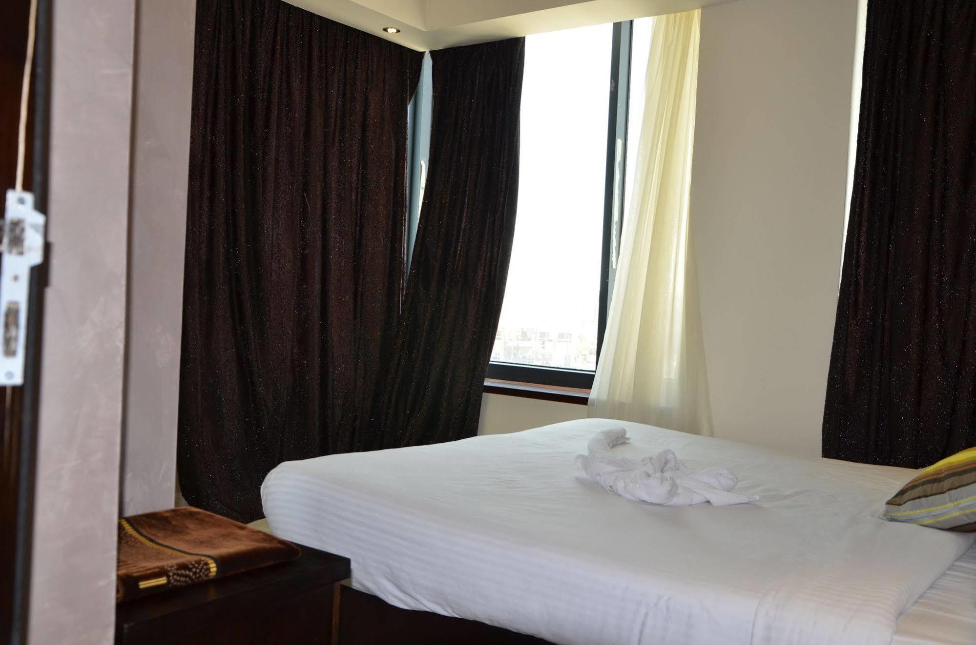 Diamond Hotel Аман Екстериор снимка